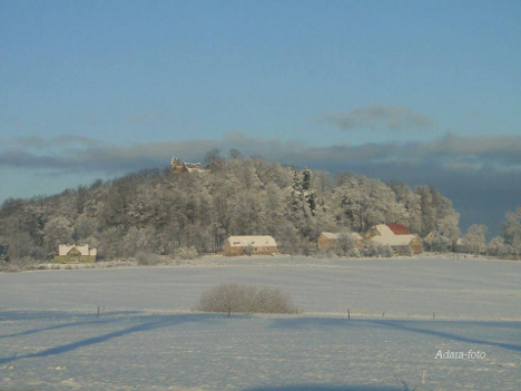 Zimowa panorama z ruiną zamku Gryf
